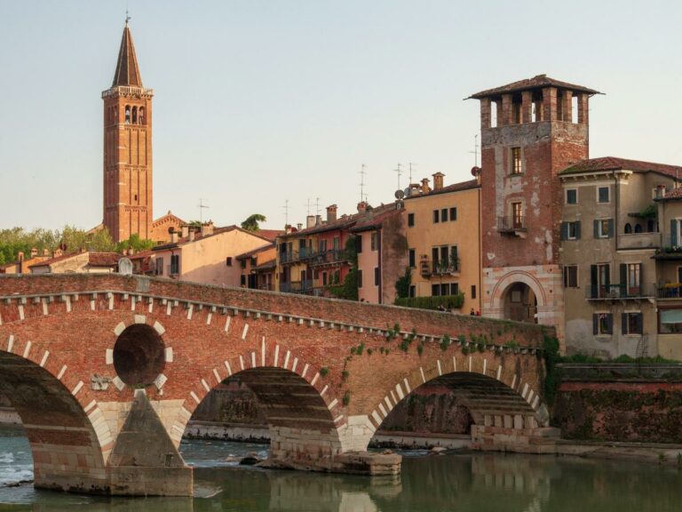 Puente Pietra, Verona, Italy Photo by Henrique Ferreira